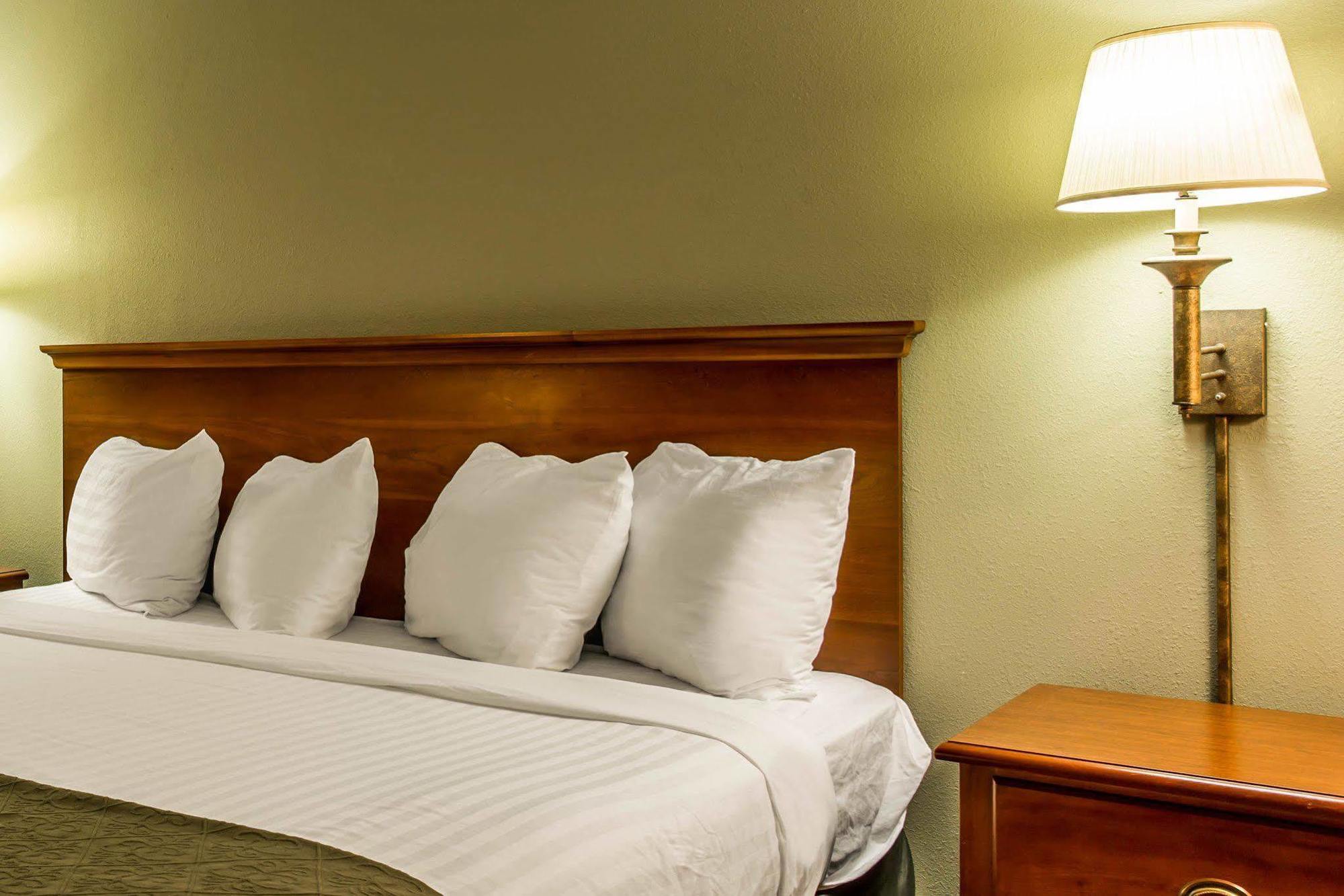 Quality Inn Huntersville Near Lake Norman Exterior photo