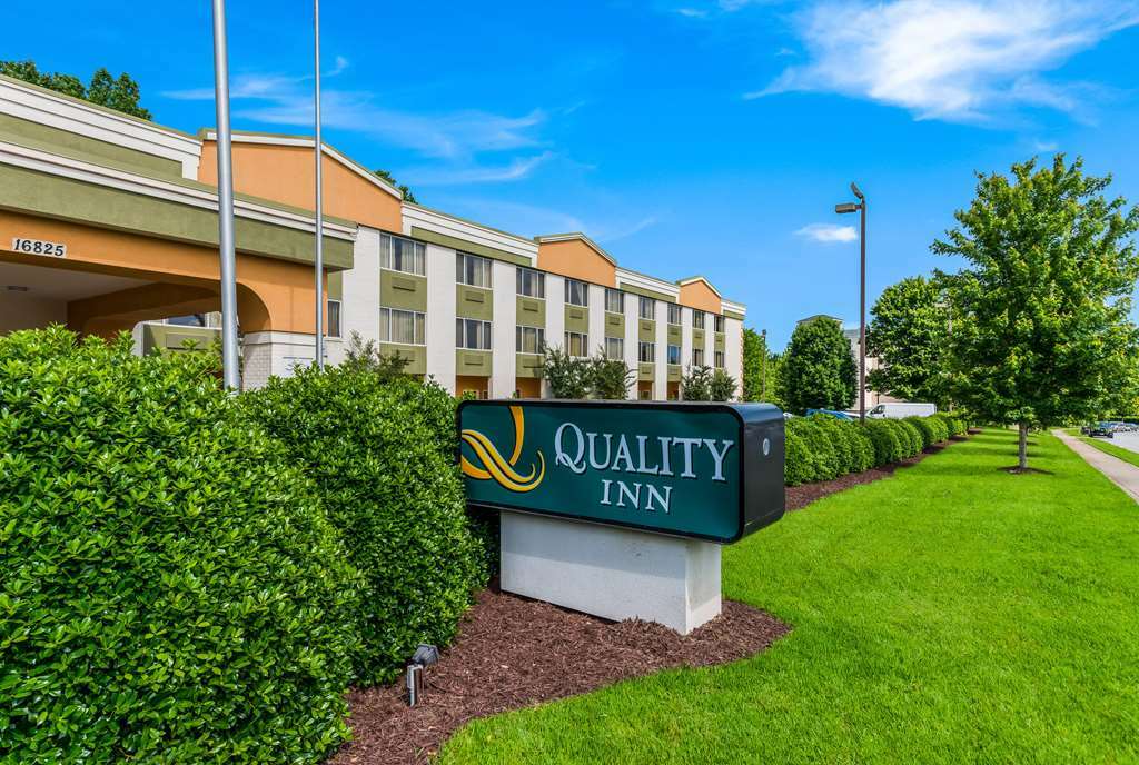 Quality Inn Huntersville Near Lake Norman Exterior photo